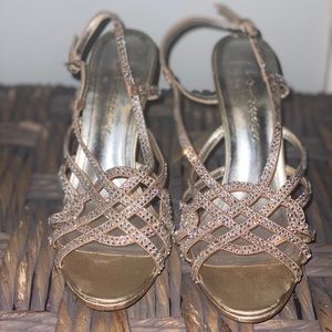 🔥🔥 Gold and Crystal Caparros Heels size 8